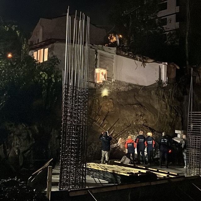 Temel kazası yapılan inşaatın bitişiğindeki evin bir duvarı çöktü