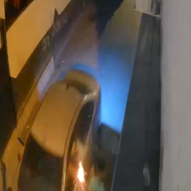 Boşanma aşamasındaki eşinin kardeşlerinden korktuğu için polis gibi davranı...