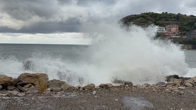 Amasra'da kuvvetli rüzgar; dalga boyu 4 metreye ulaştı