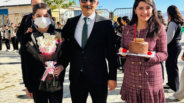 Hastalığını yenerek 13 ay sonra okuluna kavuşan öğrenciye duygulandıran karşılama