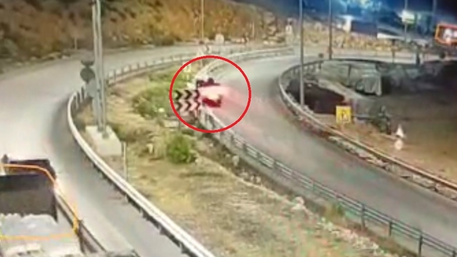 Bariyerlere çarpan kamyonetin sürücüsü öldü; kaza kamerada