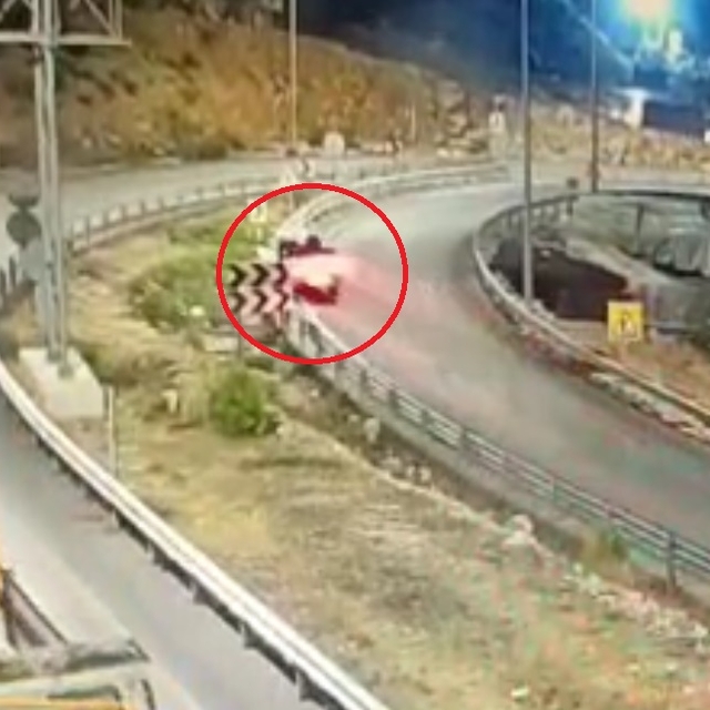 Bariyerlere çarpan kamyonetin sürücüsü öldü; kaza kamerada