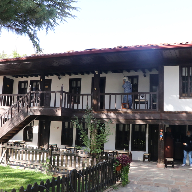 Öğrencilerine örnek olması için merak sardığı kaligrafide kültürel miras ta...