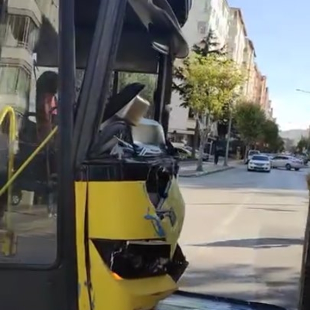 Belediye otobüsü, kamyona yandan çarptı; 22 öğrenci yaralandı
