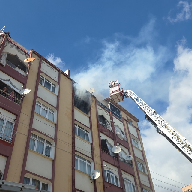 Bursa'da 5 katlı binanın en üst katında çıkan yangın söndürüldü