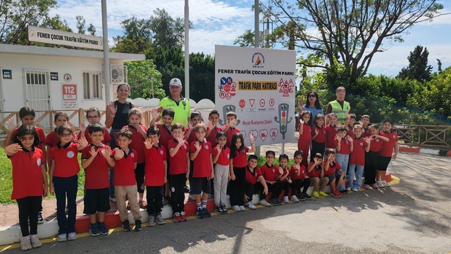 Antalya'da polis ekiplerince bazı okul ve huzurevlerinde trafik eğitimi verildi