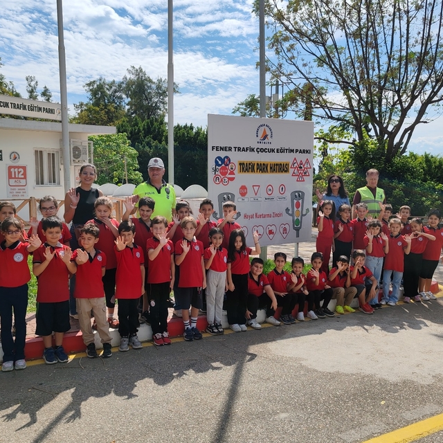 Antalya'da polis ekiplerince bazı okul ve huzurevlerinde trafik eğitimi ver...