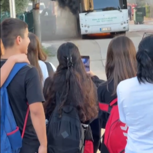 Park halindeki özel halk otobüsü yandı