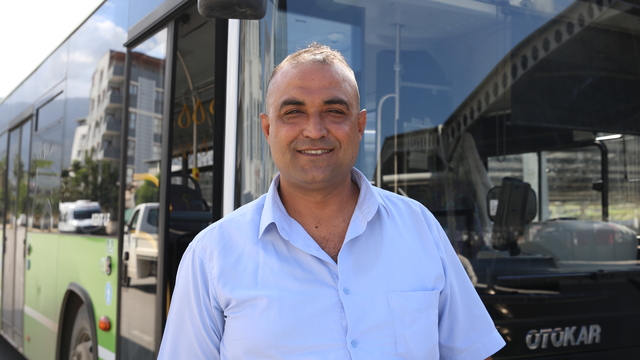 Hatay'da otobüs şoförü aracında unutulan poşetteki 103 bin lirayı sahibine teslim etti