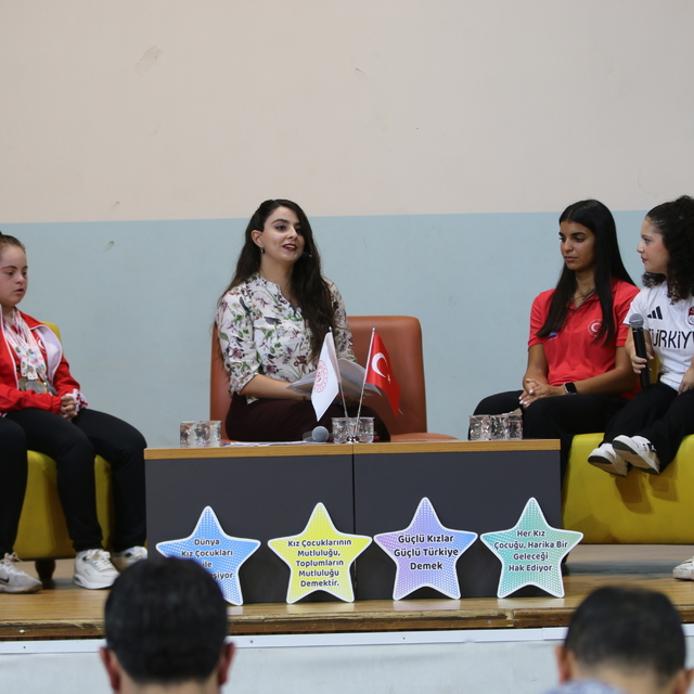 Adana'da "Güçlü Kızlar ile Güçlü Türkiye Hayal Değil" konulu panel düzenlen...