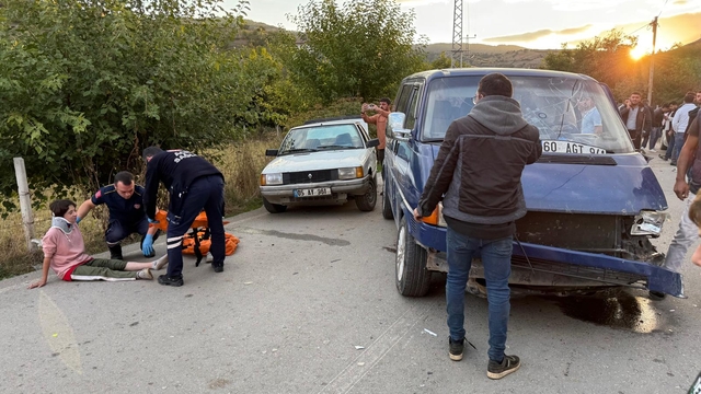 Tokat'ta otomobille minibüsün çarpıştığı kazada 5 kişi yaralandı