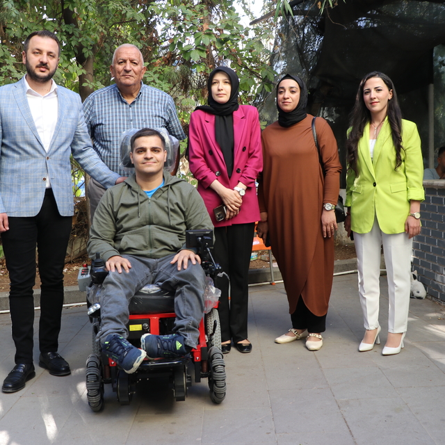 Siirt'te engelli gence merdiven çıkabilen tekerlekli sandalye hediye edildi