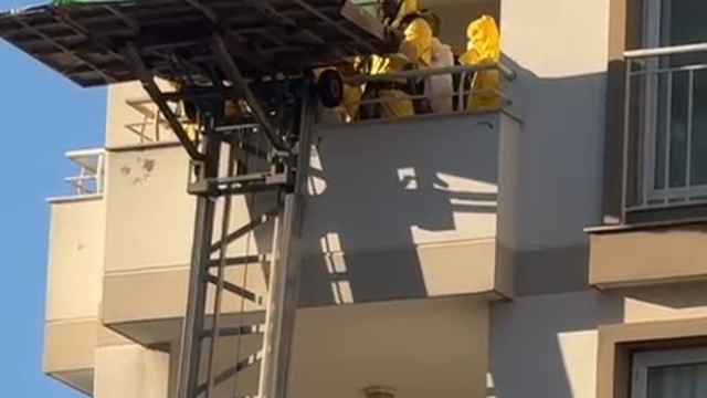 Evden kötü koku gelince cansız bedeni bulundu; ceneze asansörlü araçla indirildi