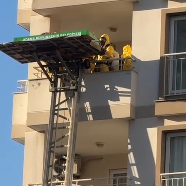 Evden kötü koku gelince cansız bedeni bulundu; ceneze asansörlü araçla indi...