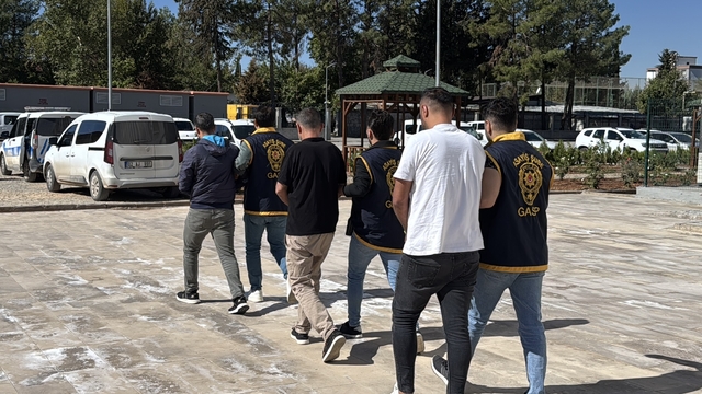 Adıyaman'da husumetli 3 kişi adliye önünde silahlarla yakalandı