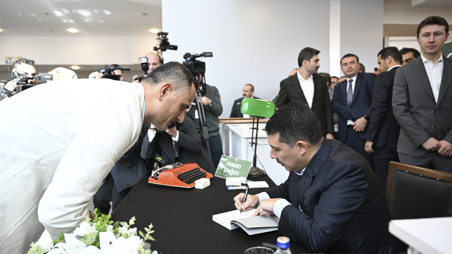 Cumhurbaşkanlığı Özel Kalem Müdürü Doğan, 22. Ankara Kitap Fuarı'nda kitaplarını imzaladı