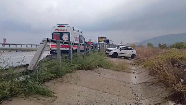 Su kanalına düşen otomobildeki 4 kişi yaralandı