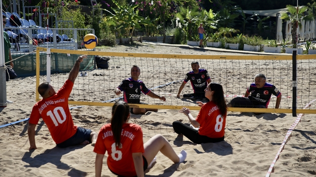 Fethiye'de bedensel engelliler plaj voleybolu turnuvası düzenlendi