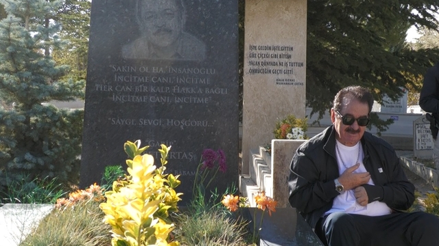 İbrahim Tatlıses'ten Neşet Ertaş'ın mezarına ziyaret