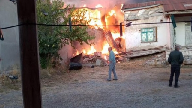 Köyde çıkan yangında 2 ev, ahır ve samanlık zarar gördü
