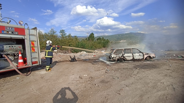 Tokat'ta otomobilde çıkan yangın itfaiye ekiplerince söndürüldü