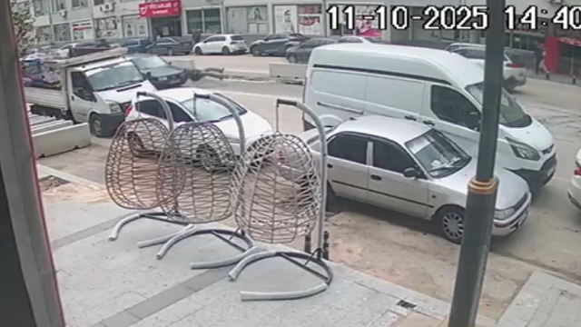 Yoldan karşıya geçen yayaya otomobil çarptı; o anlar kamerada