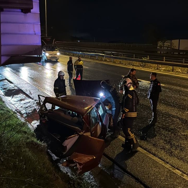 Kocaeli'de iki otomobilin çarpıştığı kazada 2 kişi yaralandı