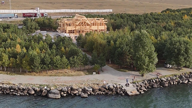 Yangında kül olan 'kütük ev' yerine Rusya'dan getirilen ağaçlarla yenisi inşa ediliyor