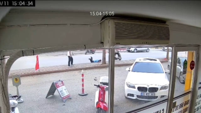 Ters yönde ilerleyen motosiklet çocuğa çarptı; kaza kamerada