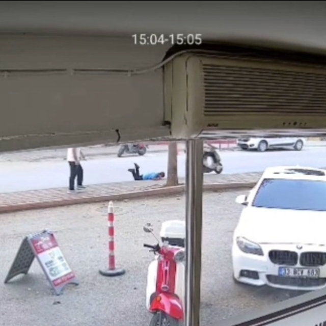 Ters yönde ilerleyen motosiklet çocuğa çarptı; kaza kamerada