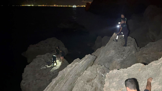 Balık tutmak için çıktıkları kayalıkta mahsur kaldılar