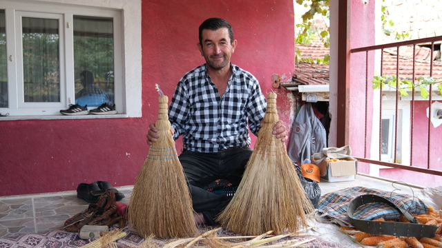 Babasının Romanlardan öğrendiği süpürgeciliği 30 yıldır sürdürüyor
