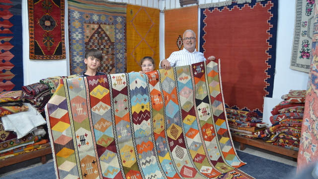 Anadolu'nun kilimlerini yeniden dokutturup Avrupa'ya gönderiyor