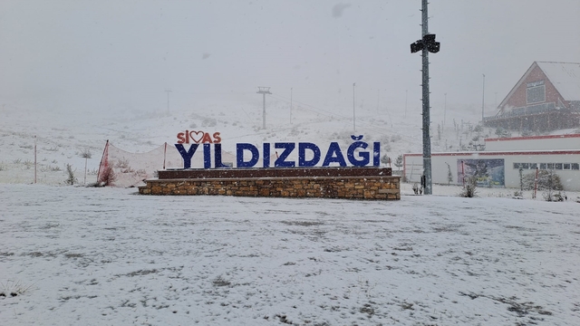 Sivas'ta yüksek kesimlere kar yağdı