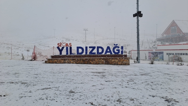 Sivas'ta Yıldız Dağı Kayak Merkezi'ne kar yağdı