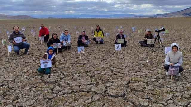Kuruyan gölde, daha önce çekilen kuşların fotoğraflarıyla kuraklığa dikkat çektiler