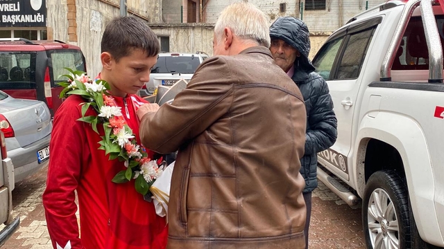Balkan Şampiyonası'nda ikinci olan güreşçi memleketi Tokat'ta coşkuyla karşılandı