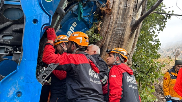 Sivas'ta devrilen tırın sürücüsü yaralandı