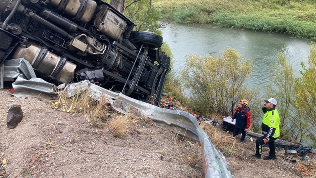 Devrilen TIR'da sıkışan sürücü 2 saatlik çalışmayla kurtarıldı