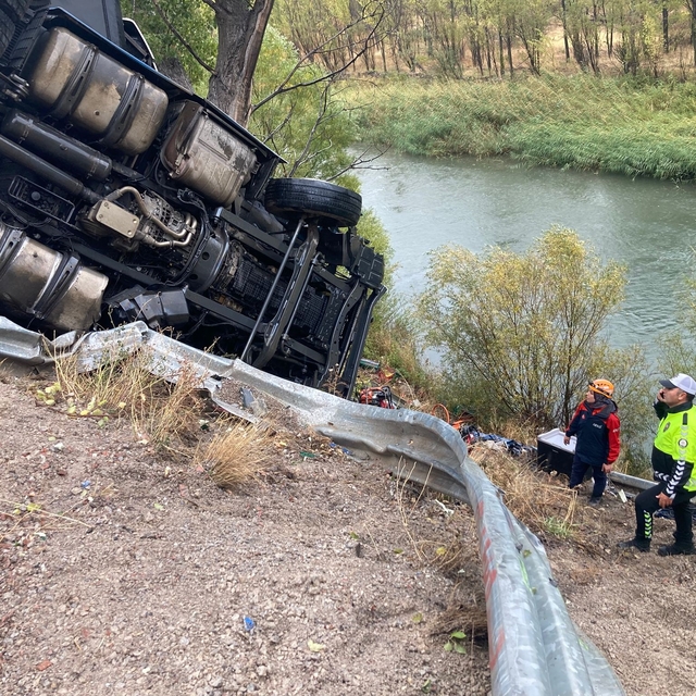 Devrilen TIR'da sıkışan sürücü 2 saatlik çalışmayla kurtarıldı