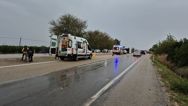Adana'da tarım işçilerini taşıyan midibüsün devrildiği kazada 11 kişi yaralandı