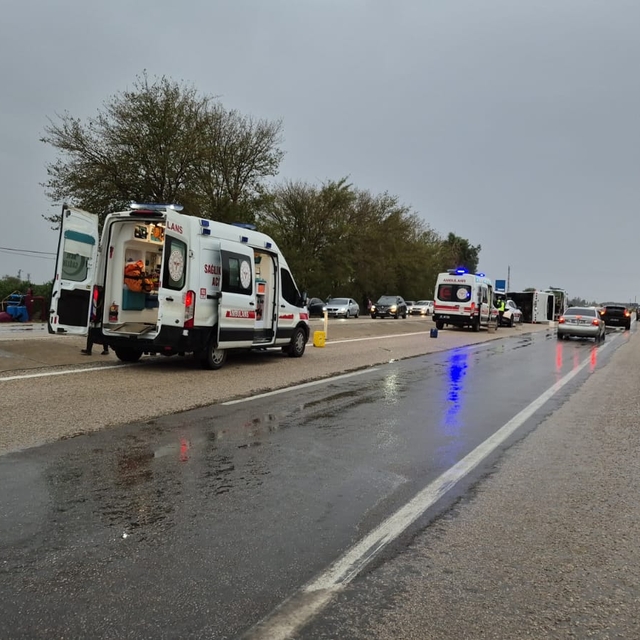 Adana'da tarım işçilerini taşıyan midibüsün devrildiği kazada 11 kişi yaral...