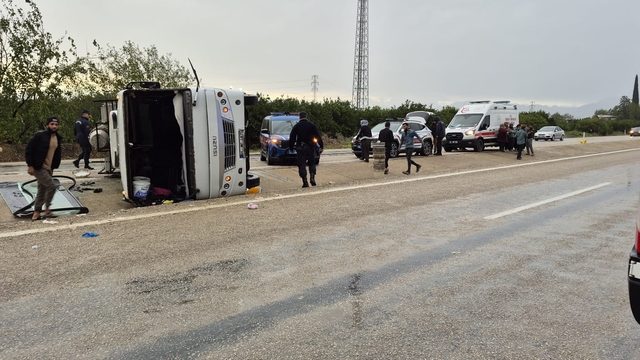 Adana'da tarım işçilerini taşıyan midibüs devrildi: 1'i çocuk, 11 yaralı