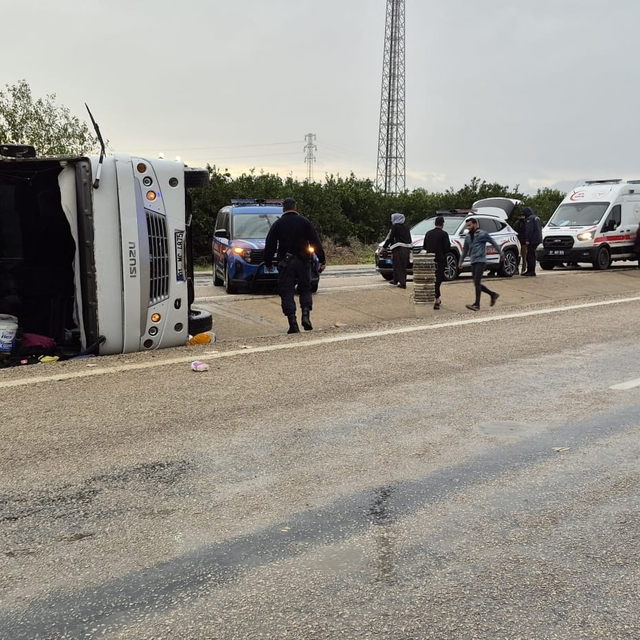 Adana'da tarım işçilerini taşıyan midibüs devrildi: 1'i çocuk, 11 yaralı