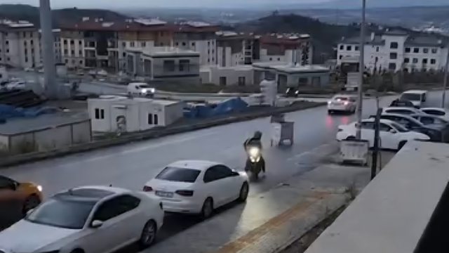 Rüzgarın şiddetiyle sürüklenen çöp konteyneri trafikte tehlike yarattı