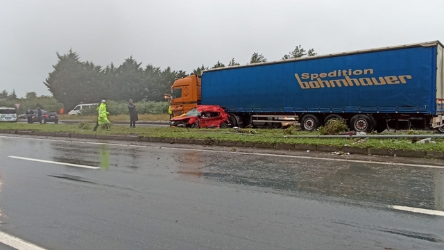Rize'de otomobil TIR'a çarptı: 3 ölü