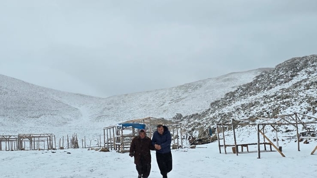 Adana'nın yüksek kesimlerine kar yağdı; yaylada mahsur kalan kadını komşuları kurtardı