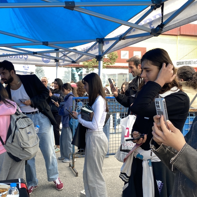 Yazarlar Maral Atmaca, Loresima ve Emre Gül Çorum'da okurlarıyla buluştu