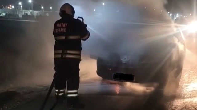 Hatay'da seyir halindeki otomobilde çıkan yangın söndürüldü