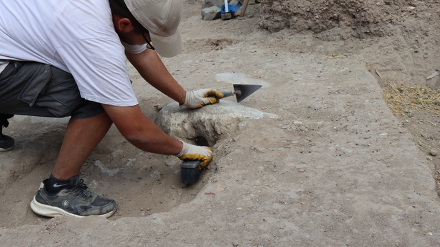 İznik Roma Tiyatrosu'nda mermer döşemeli yollar ve kanalizasyon hattı bulundu